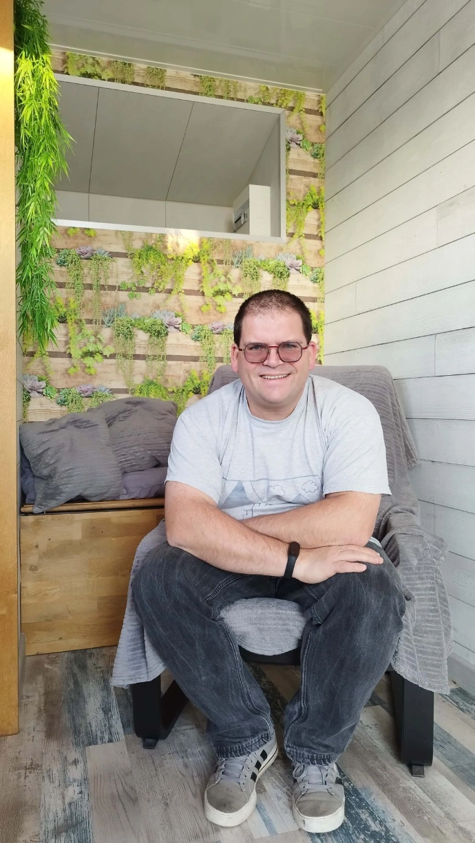 "Ivan, le sophrologue Itinérant" avec un visage souriant et une posture  bienveillante vous accueille....